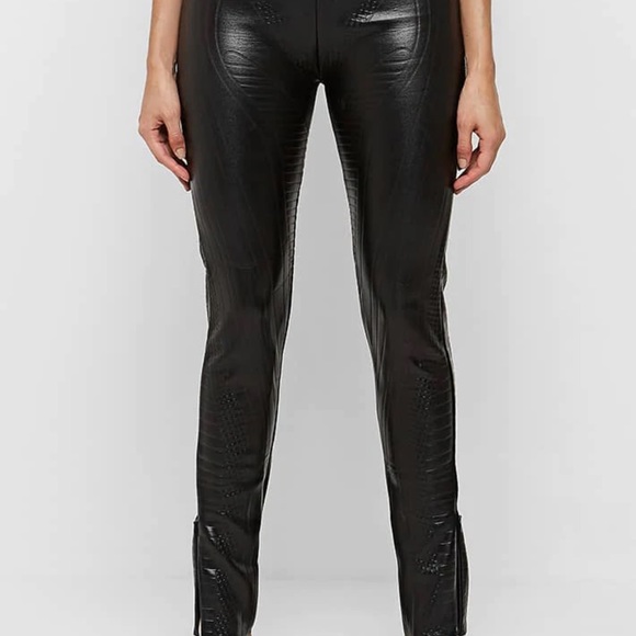 Black Debossed Contour Leggings - Picture 7 of 7